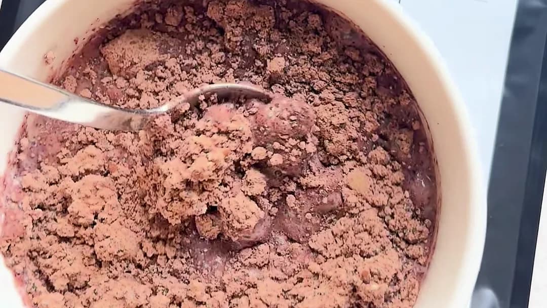 Świeżo zmielony PUDING z kawałkami orzechów w misce, obok paczka