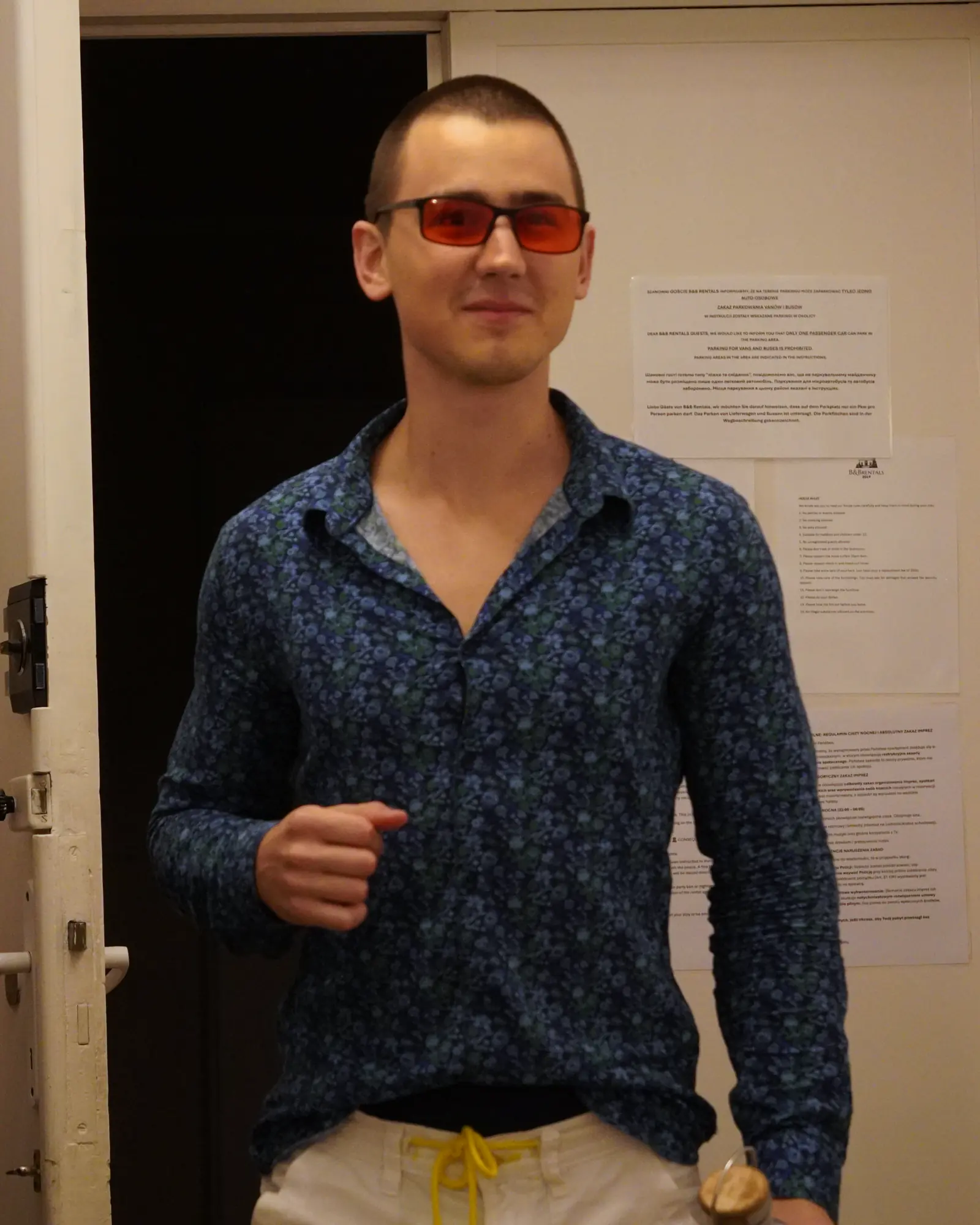 Bartek wchodzi przez drzwi z uśmiechem