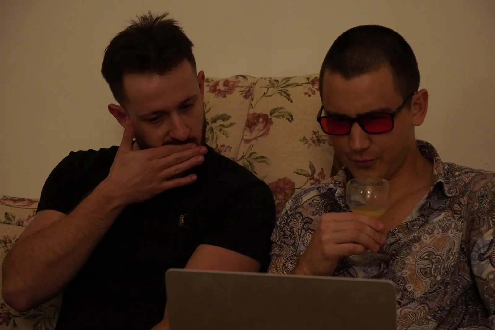 Jakub i Bartek nad laptopem, Bartek pije imbir z kieliszka