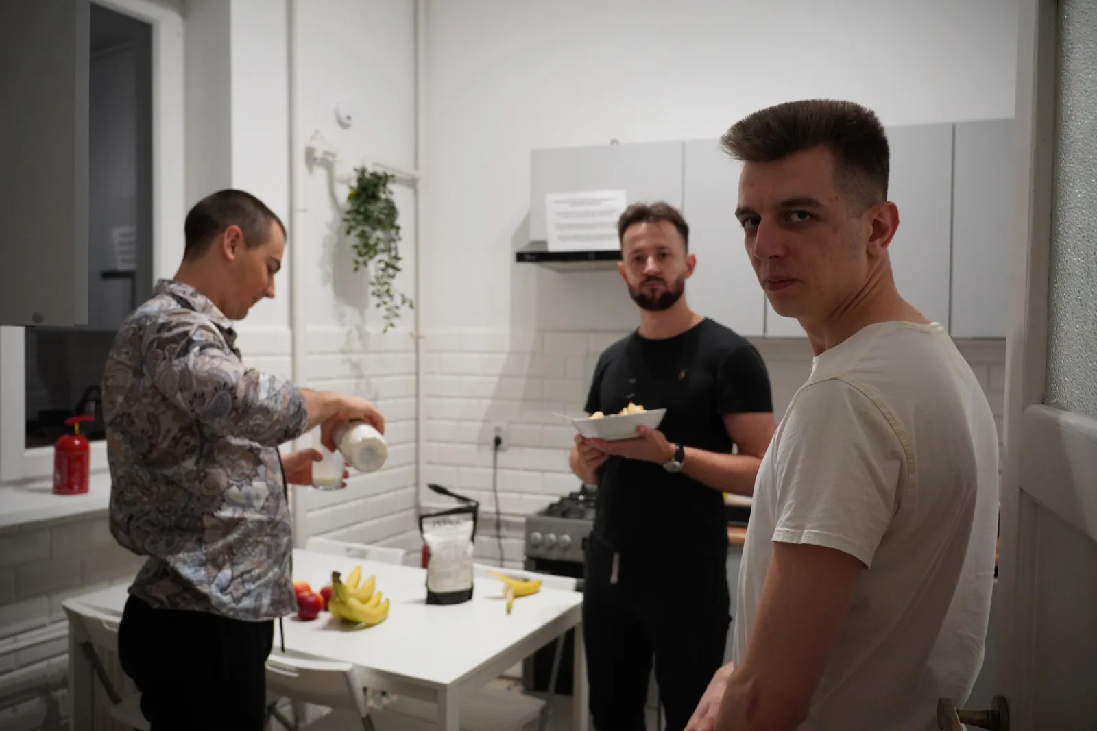 Bartek, Jakub i Przemysław w kuchni, na stole paczka PUDINGU i owoce