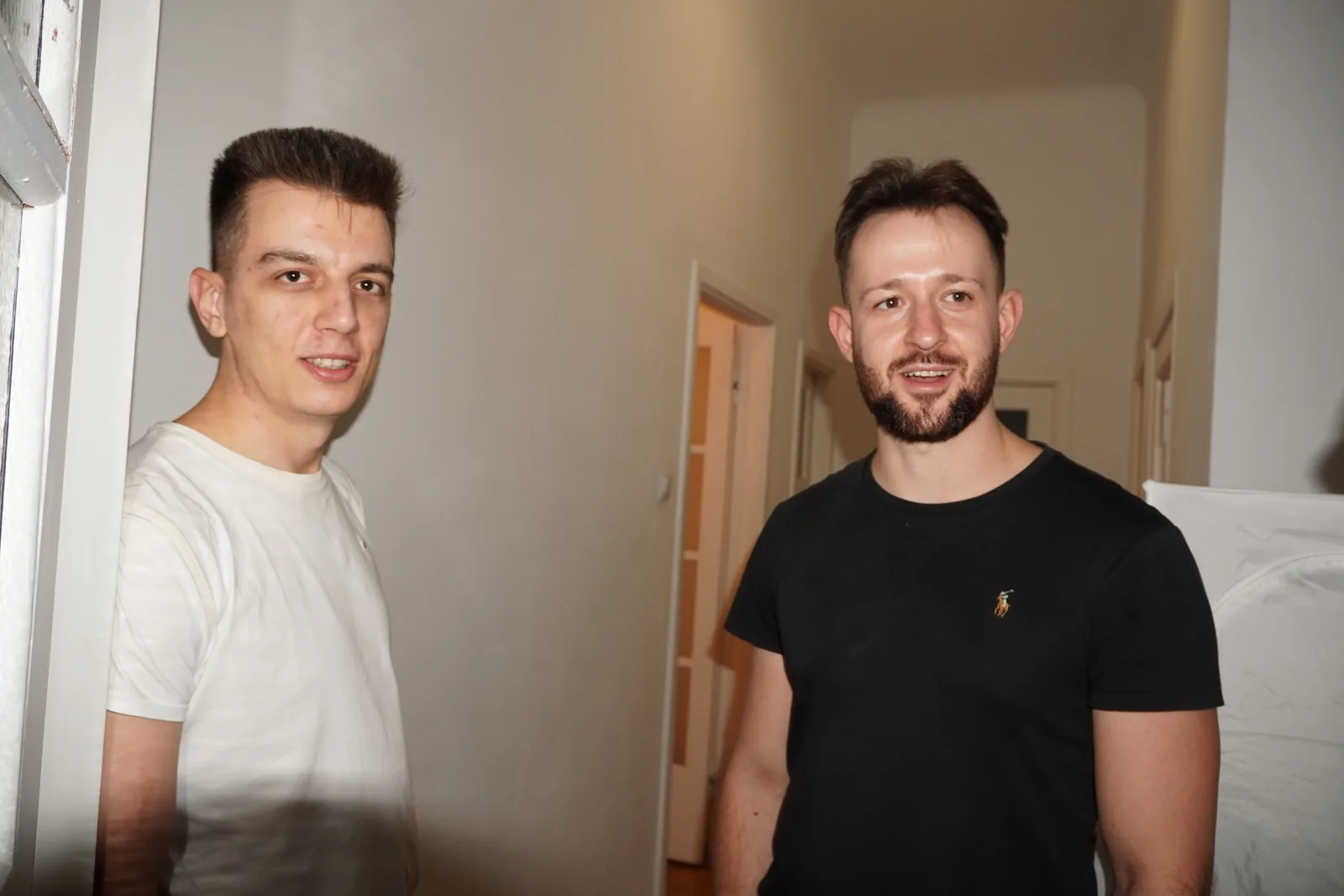 Przemysław i Jakub uśmiechają się do obiektywu