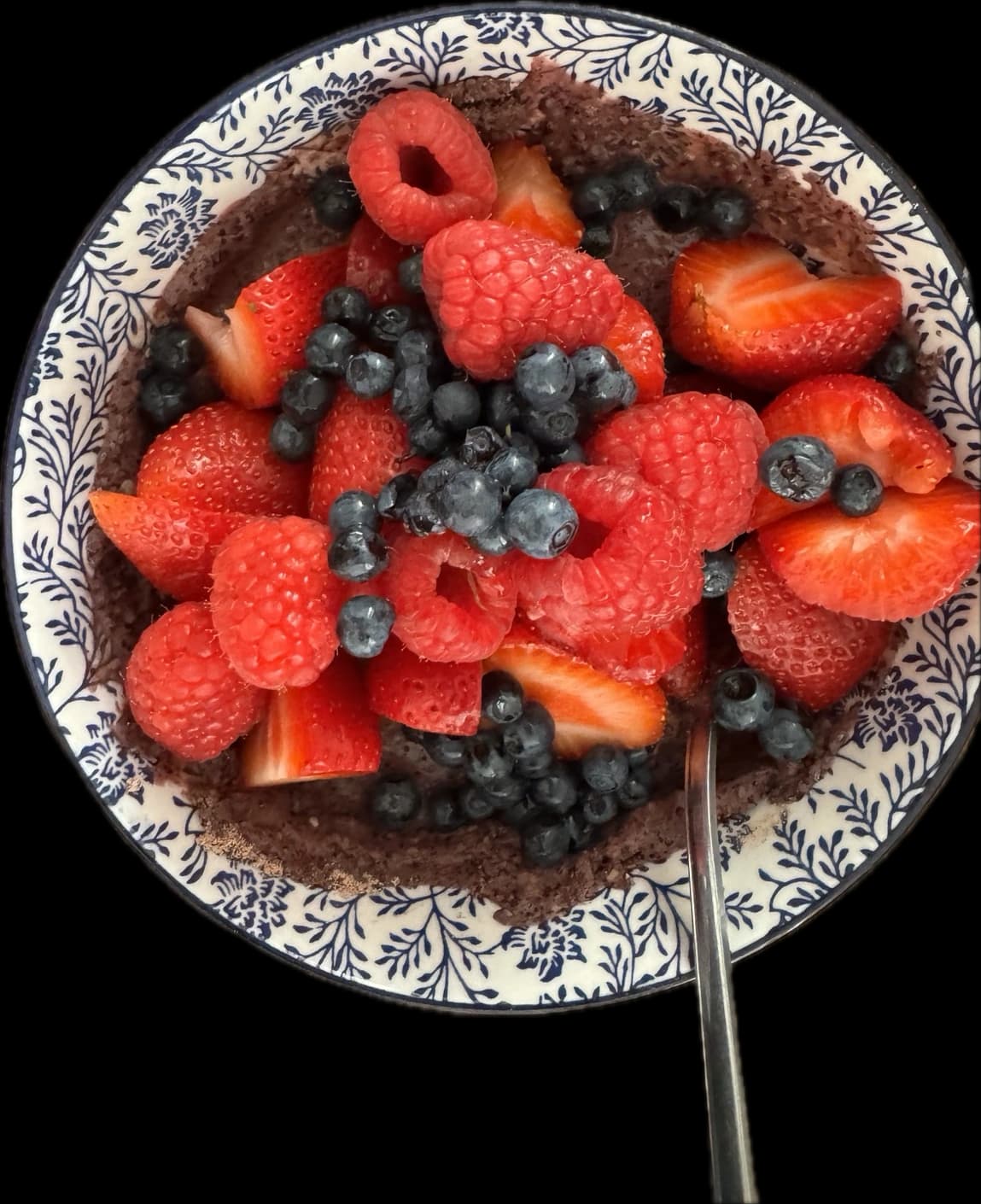 Miska z gotową porcją Puding i łyżką, bez tła