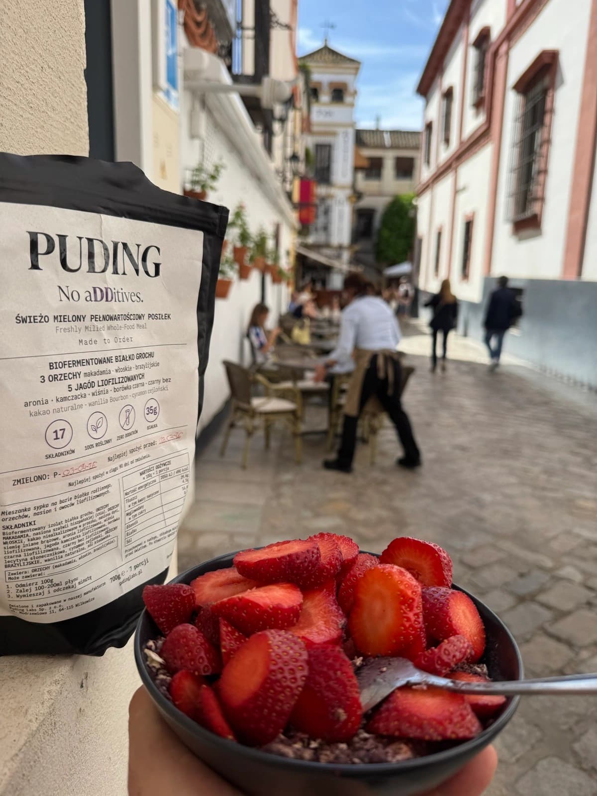 Paczka Puding i miska z porcją na stoliku w mieście