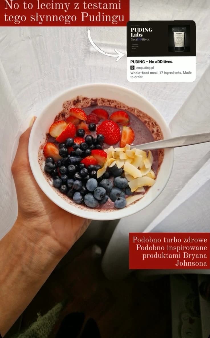 Publiczna relacja na Instagramie: miska Puding z truskawkami, borówkami i kokosem trzymana w dłoni