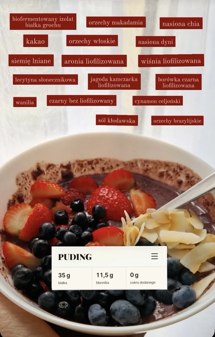 Publiczna relacja na Instagramie: miska Puding z truskawkami, borówkami i kokosem, nad nią lista siedemnastu składników i liczby z etykiety