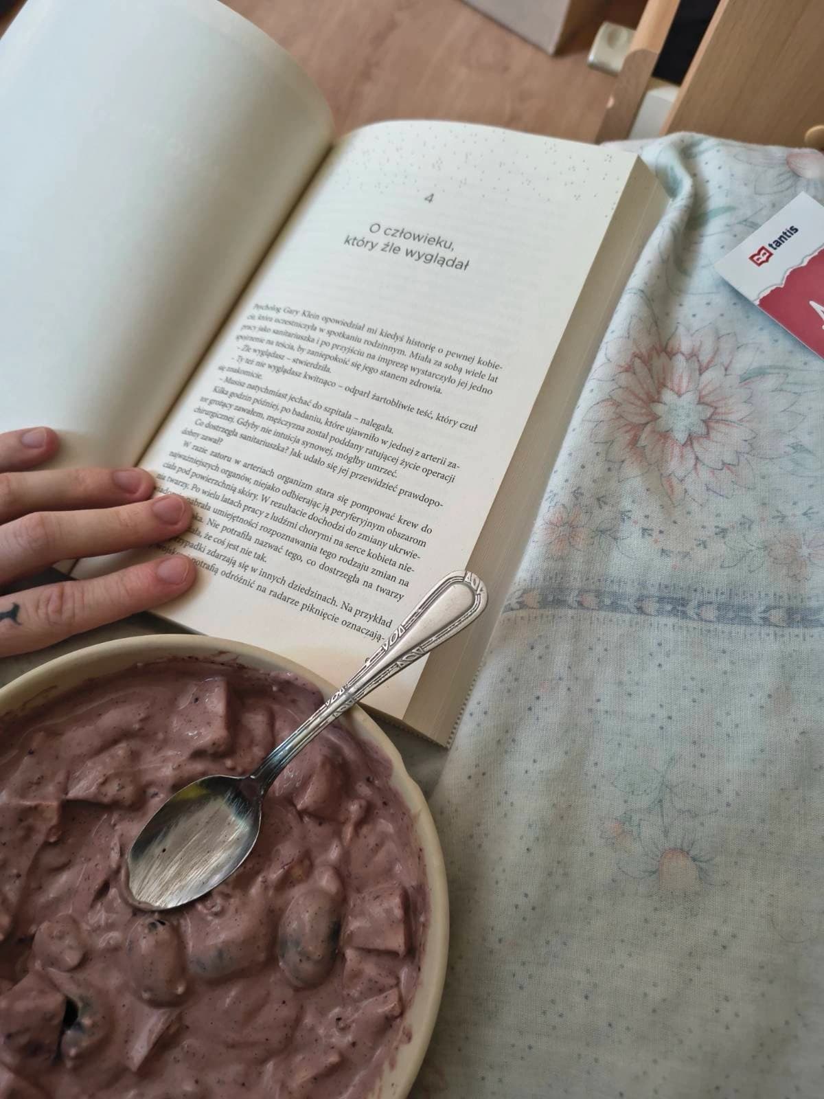 Miska Puding i otwarta książka