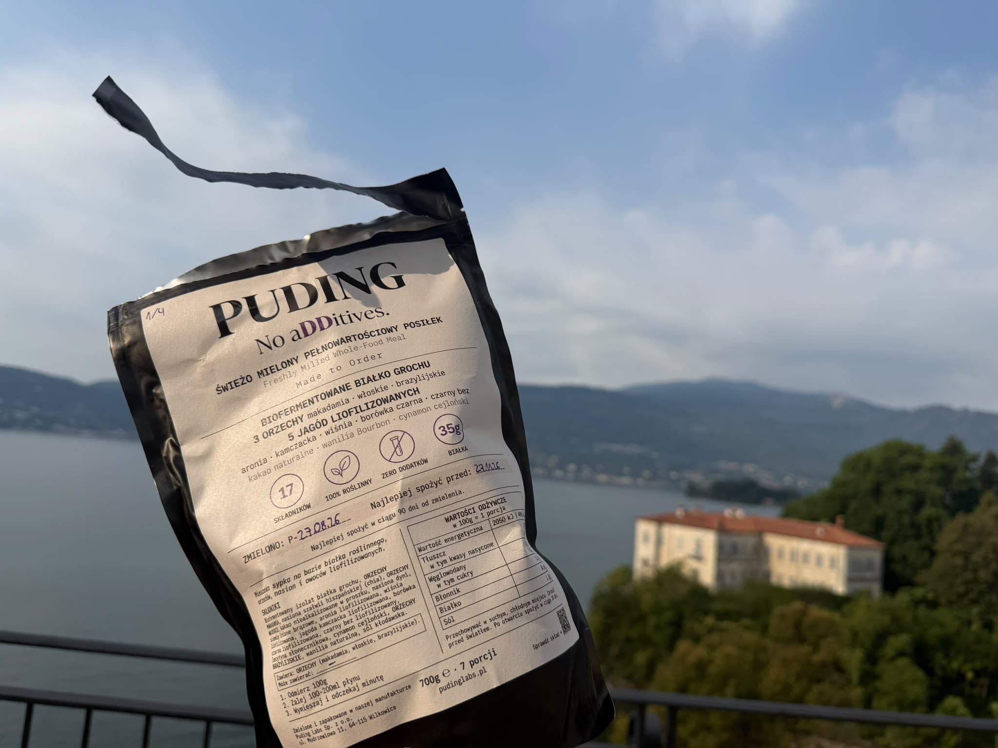 Paczka PUDING na tle jeziora i gór