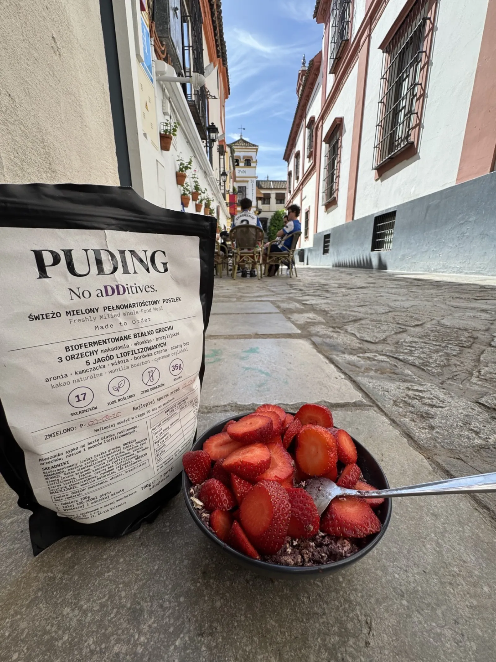 Paczka PUDING obok gotowej miski